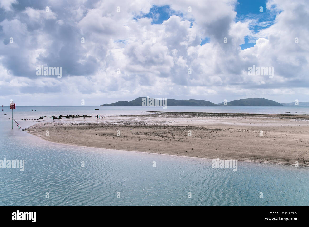 Low tide at Palm Island looking over the sand bar towards Fantome Island Stock Photo
