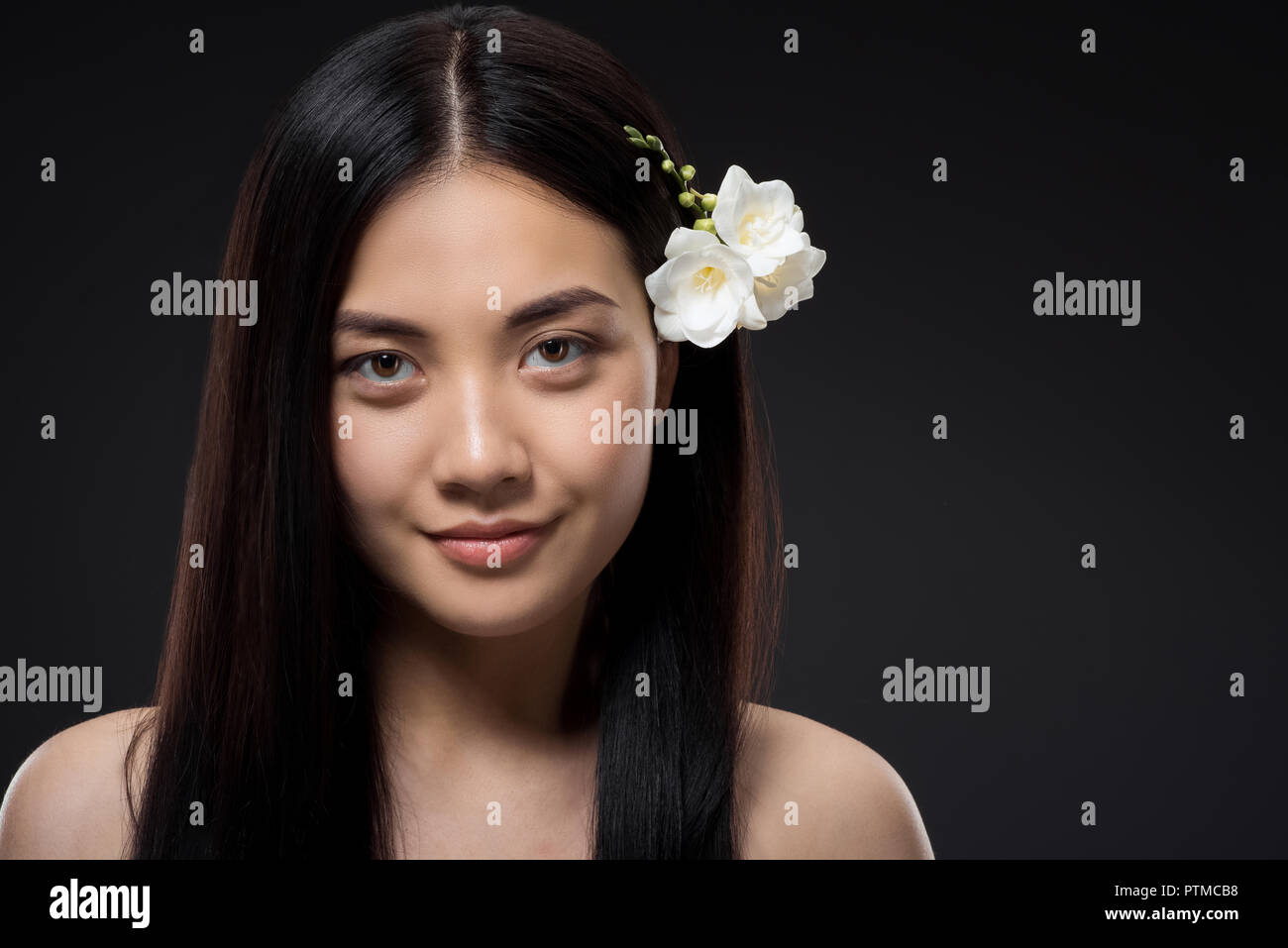 Smiling asian woman hi-res stock photography and images - Alamy