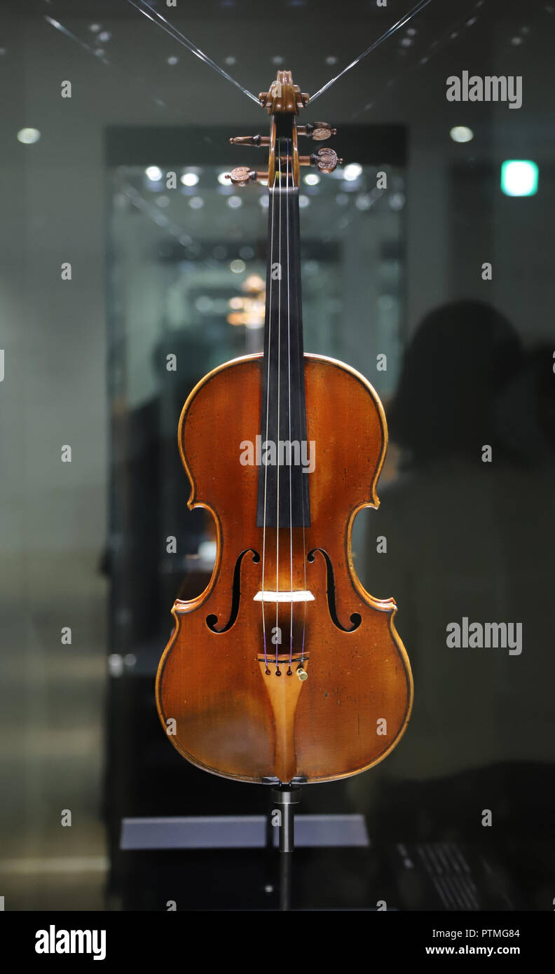 lecho Circunferencia Relámpago Tokyo, Japan. 9th Oct, 2018. A Stradivarius violin "Medici, Tuscan" made in  1690 is displayed at the Tokyo Stradivarius Festival 2018 Exhibition at the  Roppongi Hills in Tokyo on Tuesday, October 9,