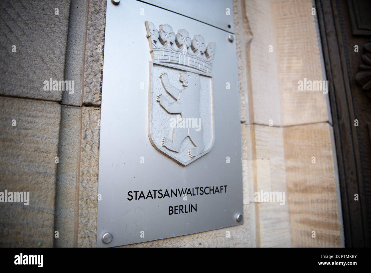 08 October 2018, Berlin: The sign with the inscription 'Staatsanwaltschaft Berlin' at the entrance of the court in Moabit. Photo: Fabian Sommer/dpa Stock Photo
