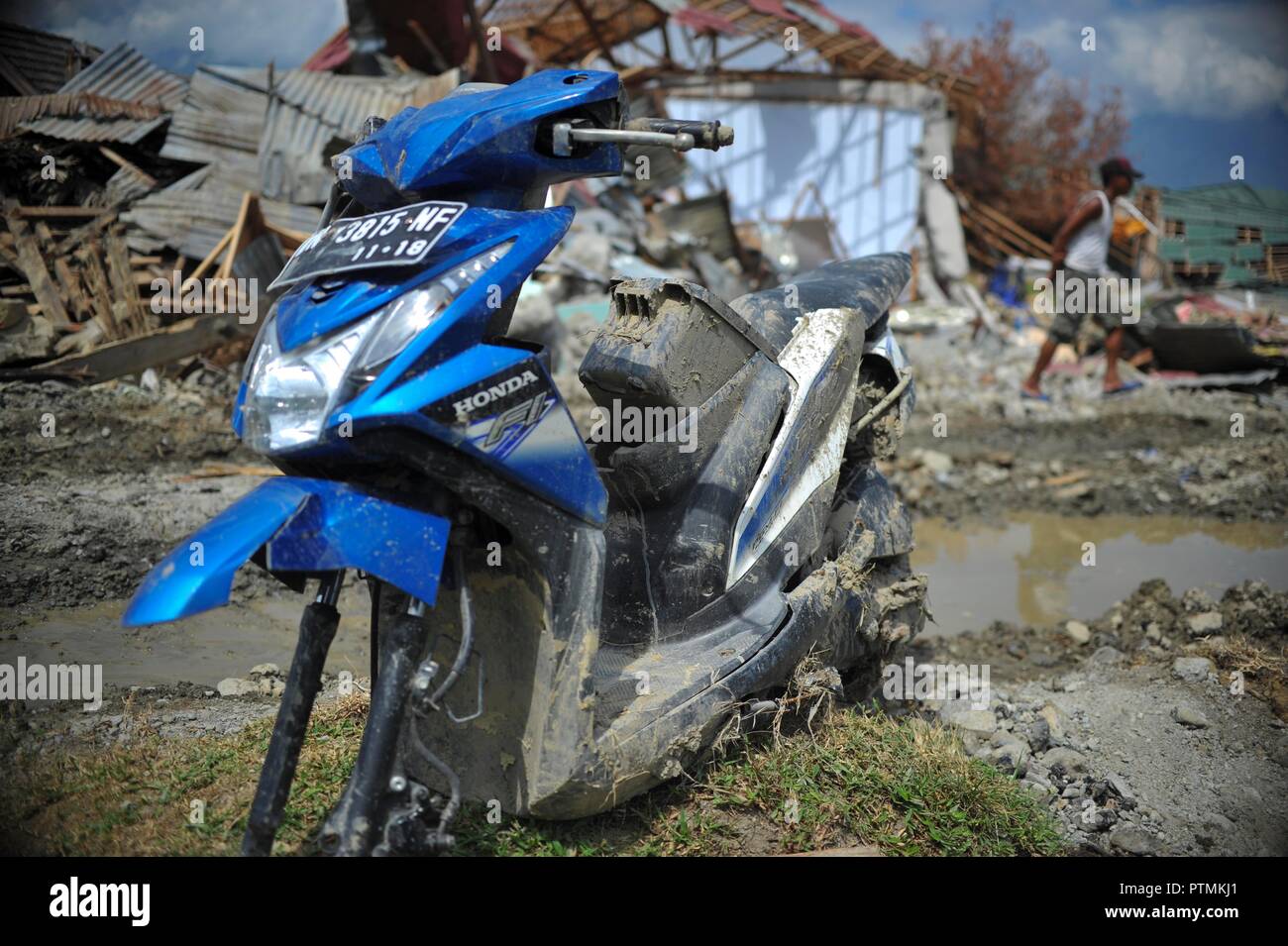 Poso, Indonesia. 9th Oct, 2018. A broken motorbike is seen in Poso, Central Sulawesi Province, Indonesia, on Oct. 9, 2018. The earthquakes and the tsunami have killed at least 2,010 people, left over 5,000 others missing and triggered massive damage and a huge evacuation, according to the national disaster management agency. Credit: Zulkarnain/Xinhua/Alamy Live News Stock Photo