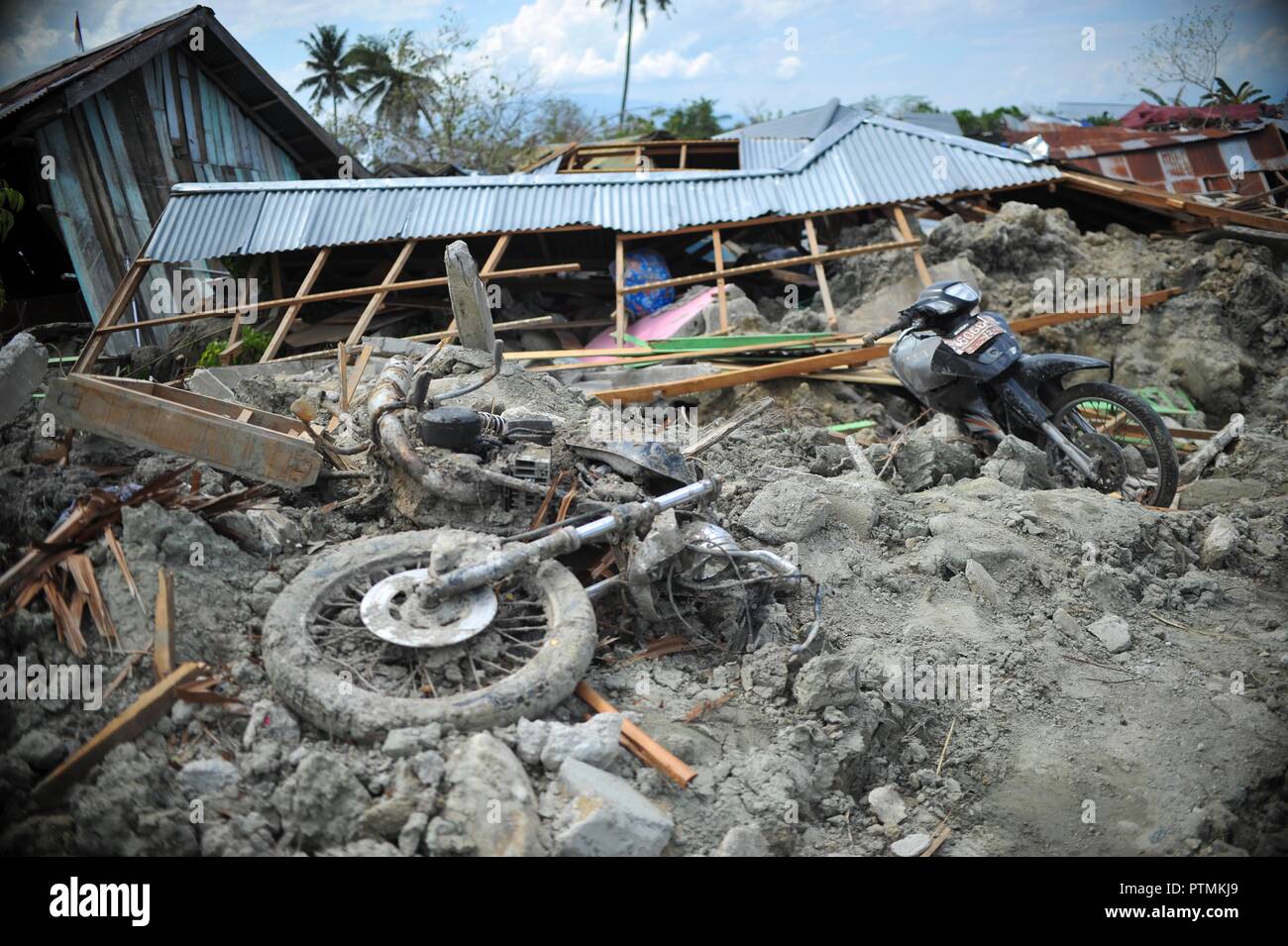 Poso, Indonesia. 9th Oct, 2018. Debries are seen in Poso, Central Sulawesi Province, Indonesia, on Oct. 9, 2018. The earthquakes and the tsunami have killed at least 2,010 people, left over 5,000 others missing and triggered massive damage and a huge evacuation, according to the national disaster management agency. Credit: Zulkarnain/Xinhua/Alamy Live News Stock Photo