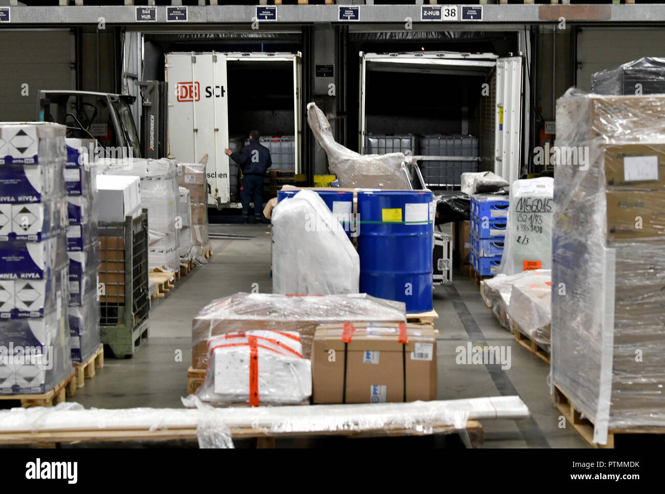 09 October 2018, Brandenburg, Großbeeren Delivered goods are stored in