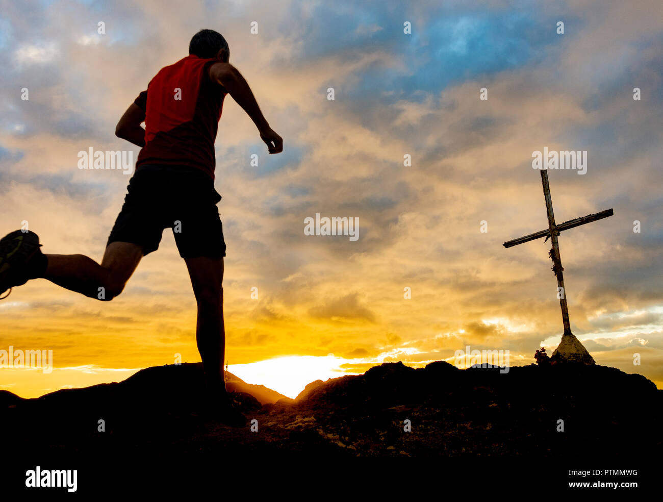 Las Palmas, Gran Canaria, Canary Islands, Spain. 10th October 2018. Weather:  A trail runner on mountain summit at sunrise on Gran Canaria on World  Mental Health Day. Credit: ALAN DAWSON/Alamy Live News