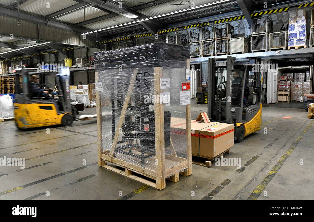 09 October 2018 Brandenburg Grossbeeren Forklift Trucks Unload Containers With Spare Parts At The Db Logistics