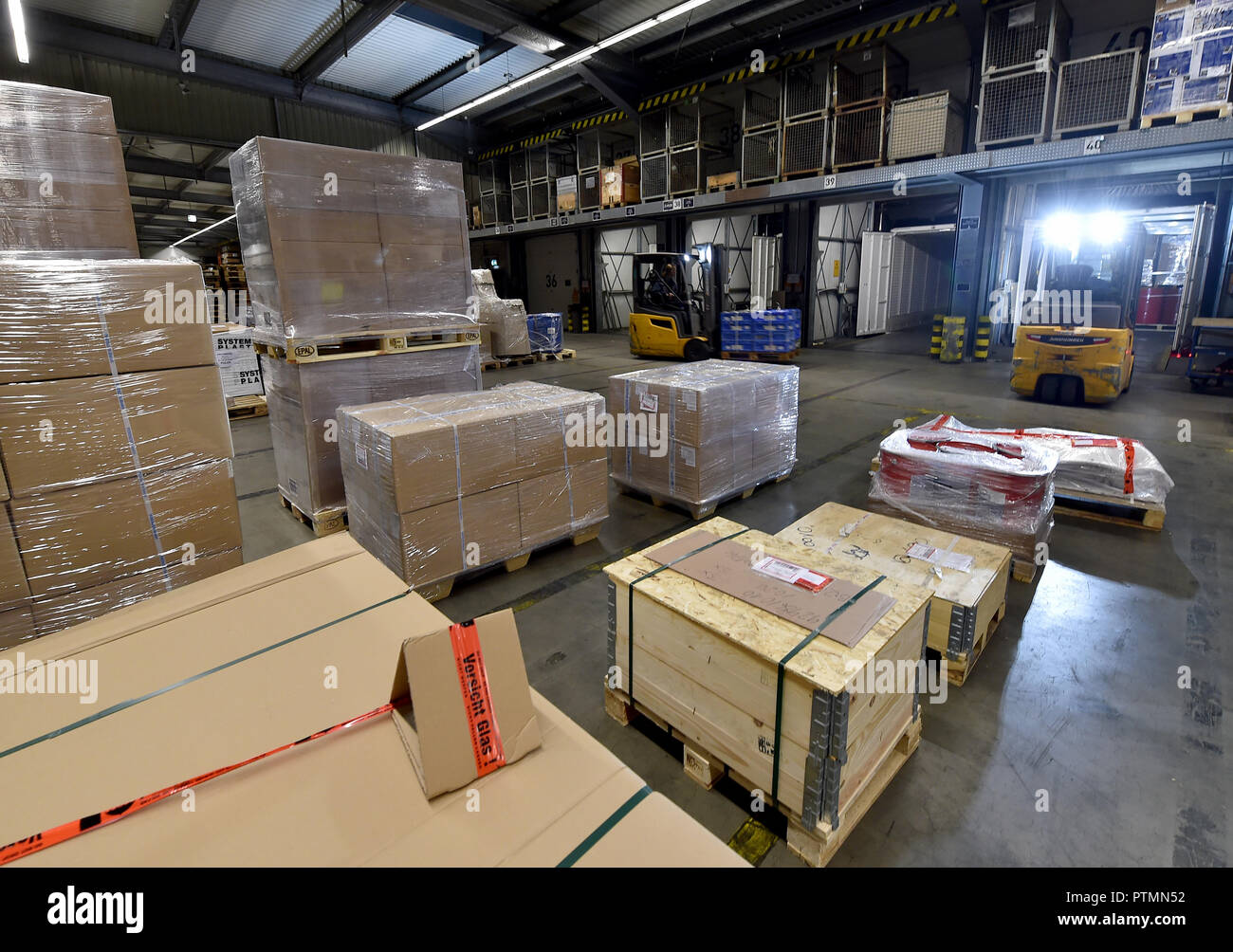 09 October 2018, Brandenburg, Großbeeren Forklift trucks unload