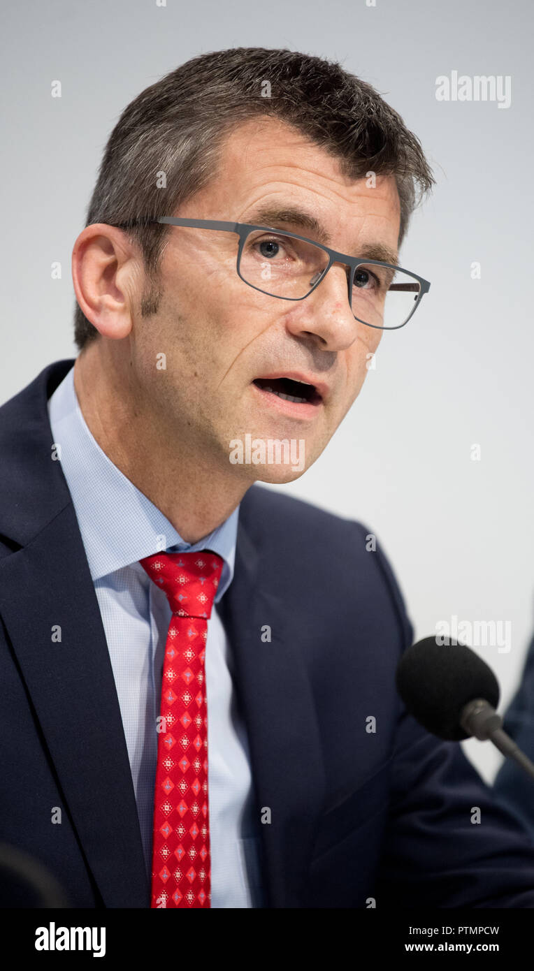 Hanover, Lower Saxony. 10th Oct, 2018. Friedo de Vries, President of the State Criminal Police Office (LKA) of Lower Saxony, informs the state press conference about the Marinowa murder case. The German police have arrested a 20-year-old Bulgarian in Stade in connection with the violent crime of death at the Bulgarian TV presenter. Credit: Julian Stratenschulte/dpa/Alamy Live News Stock Photo