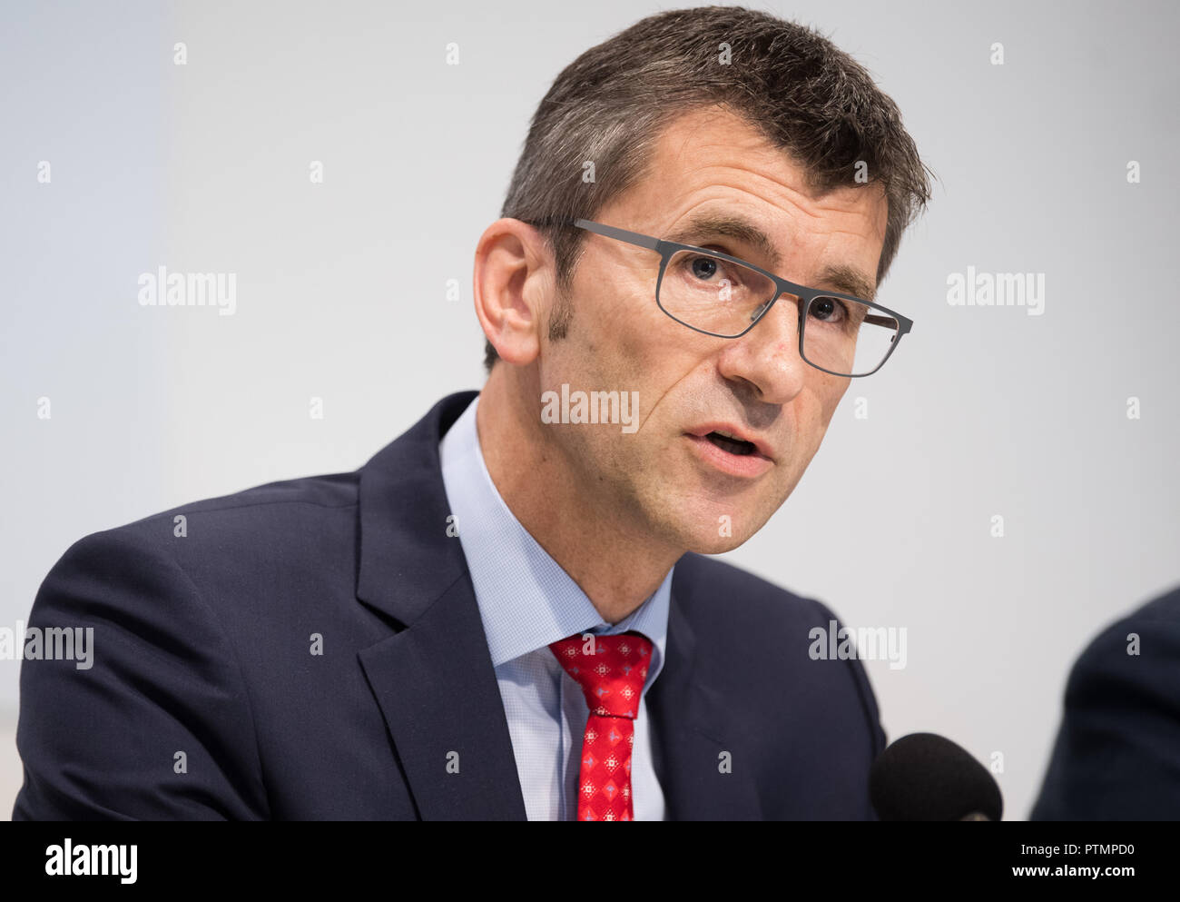 Hanover, Lower Saxony. 10th Oct, 2018. Friedo de Vries, President of the State Criminal Police Office (LKA) of Lower Saxony, informs the state press conference about the Marinowa murder case. The German police have arrested a 20-year-old Bulgarian in Stade in connection with the violent crime of death at the Bulgarian TV presenter. Credit: Julian Stratenschulte/dpa/Alamy Live News Stock Photo