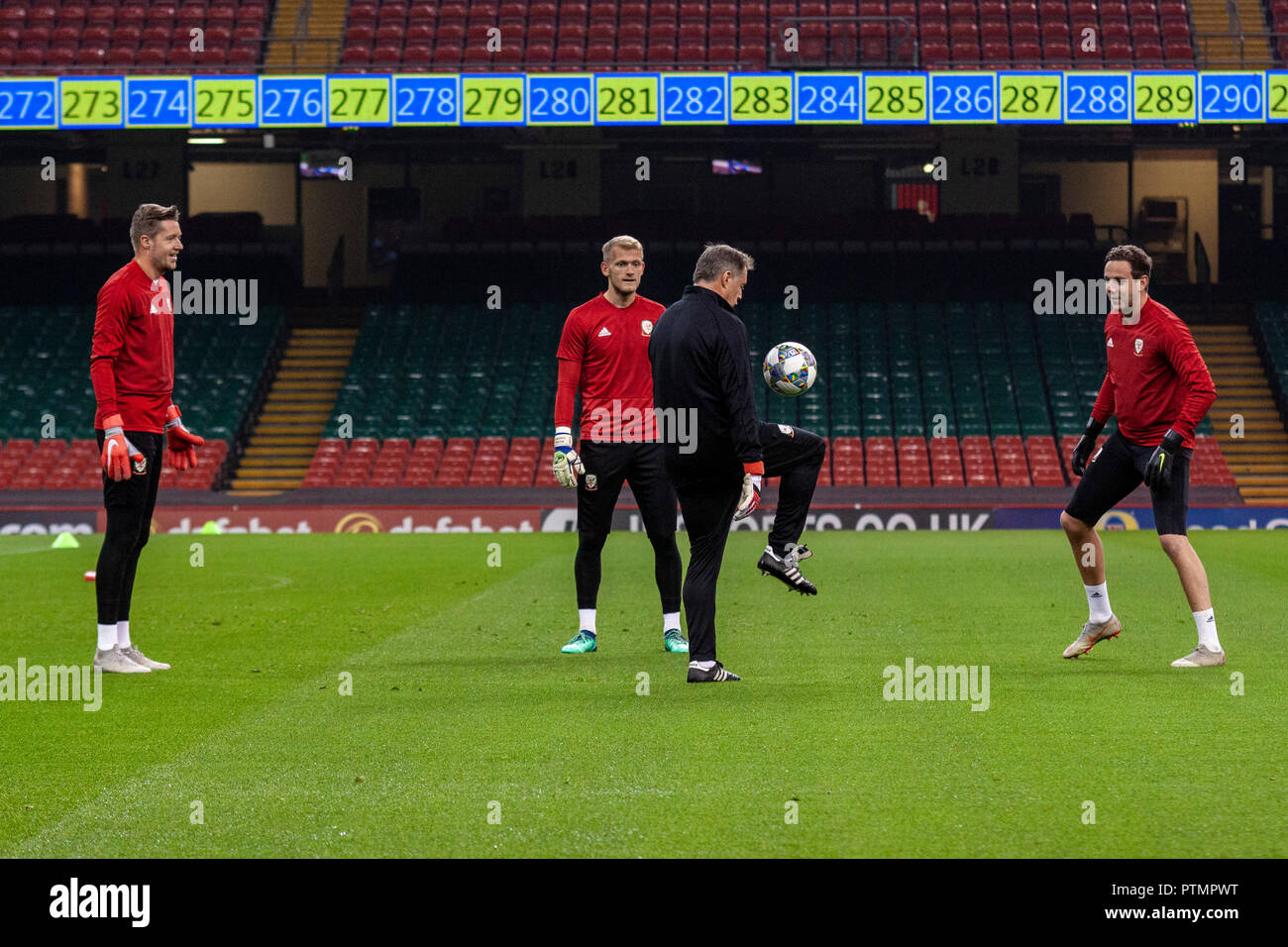 Cardiff, Wales. 10th October, 2018. Wales goalkeeper Wayne Hennessey trains at the Principality Stadium ahead of their upcoming international matches against Spain & Republic of Ireland.  Lewis Mitchell/YCPD. Credit: Lewis Mitchell/Alamy Live News Stock Photo