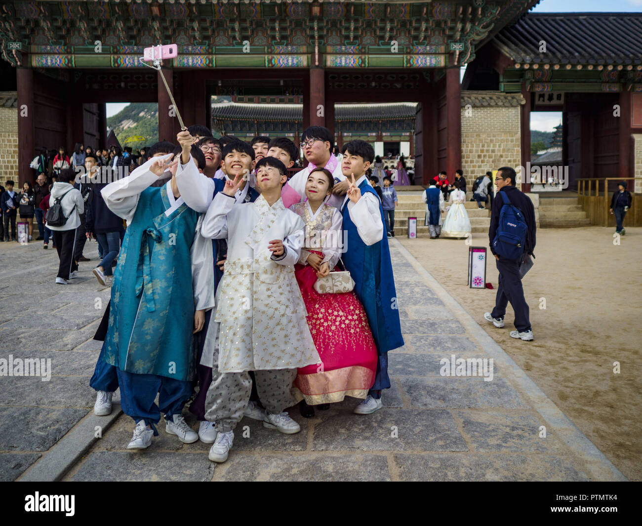 Seoul, Gyeonggi, South Korea. 10th Oct, 2018. South Korean men wearing  ''Hanbok'' style clothing at Gyeongbokgung Palace in Seoul. Hanbok is traditional  Korean clothing, originally popular in the late Joseon dynasty, before