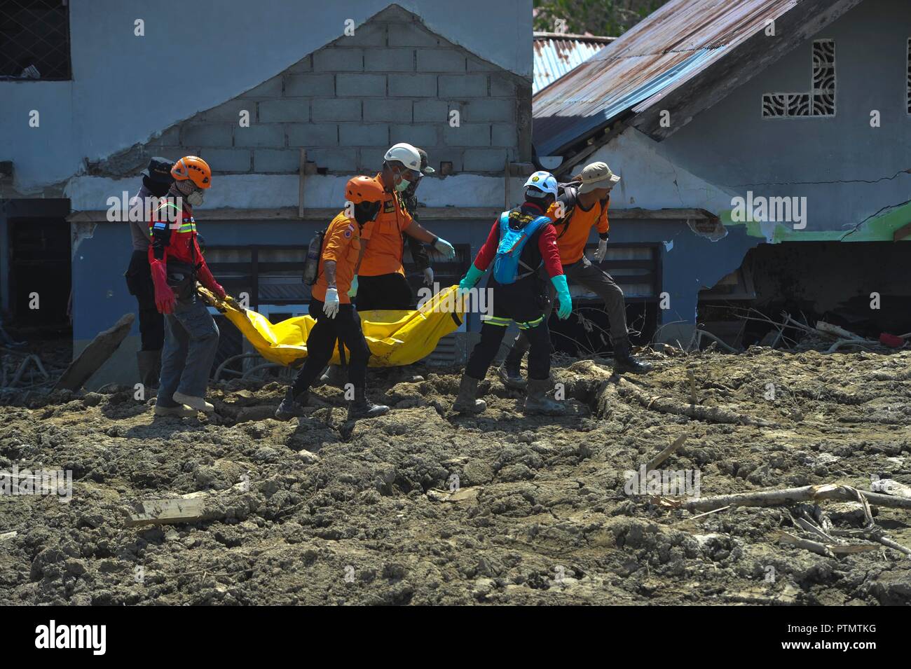 Poso, Indonesia. 10th Oct, 2018. Indonesian search and rescue team carry a plastic bag containing dead body at Petobo in Poso, Central Sulawesi Province, Indonesia, on Oct. 10, 2018. The earthquakes and the tsunami have killed at least 2,010 people, left over 5,000 others missing and triggered massive damage and a huge evacuation, according to the national disaster management agency. Credit: Zulkarnain/Xinhua/Alamy Live News Stock Photo