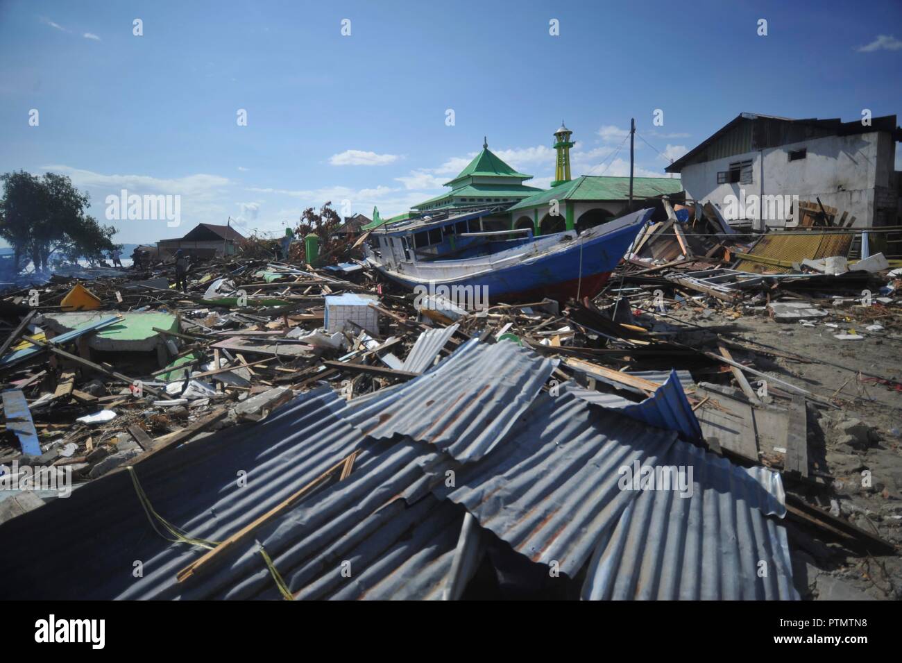 Poso, Indonesia. 10th Oct, 2018. A stranded wooden boat is seen after an earthquake and tsunami at Pantoloan port in Poso, Central Sulawesi Province, Indonesia, on Oct. 10, 2018. The earthquakes and the tsunami have killed at least 2,010 people, left over 5,000 others missing and triggered massive damage and a huge evacuation, according to the national disaster management agency. Credit: Zulkarnain/Xinhua/Alamy Live News Stock Photo