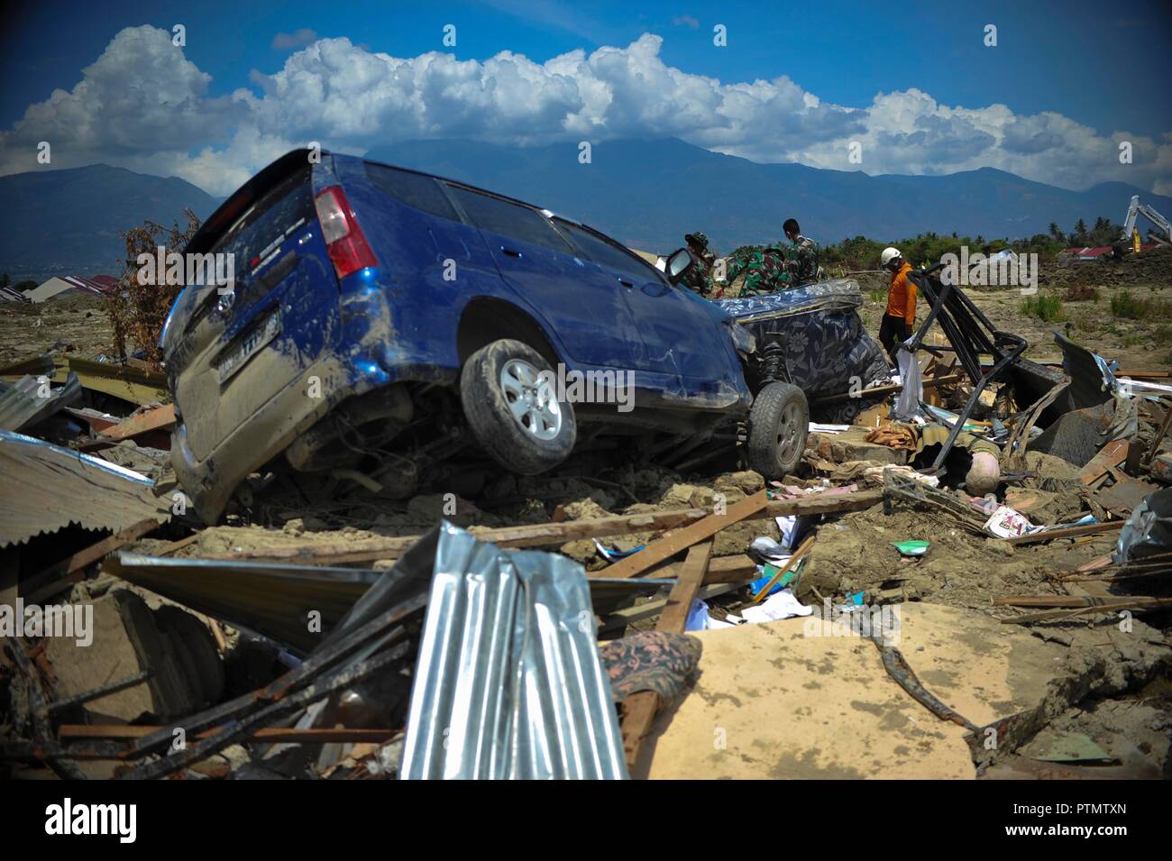 Poso, Indonesia. 10th Oct, 2018. An Indonesian search and rescue team check the debris at Petobo in Poso, Central Sulawesi Province, Indonesia, on Oct. 10, 2018. The earthquakes and the tsunami have killed at least 2,010 people, left over 5,000 others missing and triggered massive damage and a huge evacuation, according to the national disaster management agency. Credit: Zulkarnain/Xinhua/Alamy Live News Stock Photo