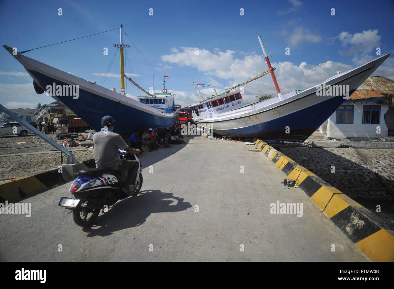 Poso, Indonesia. 10th Oct, 2018. Wooden boats are stranded at Pantoloan port in Poso, Central Sulawesi Province, Indonesia, on Oct. 10, 2018. The earthquakes and the tsunami have killed at least 2,010 people, left over 5,000 others missing and triggered massive damage and a huge evacuation, according to the national disaster management agency. Credit: Zulkarnain/Xinhua/Alamy Live News Stock Photo