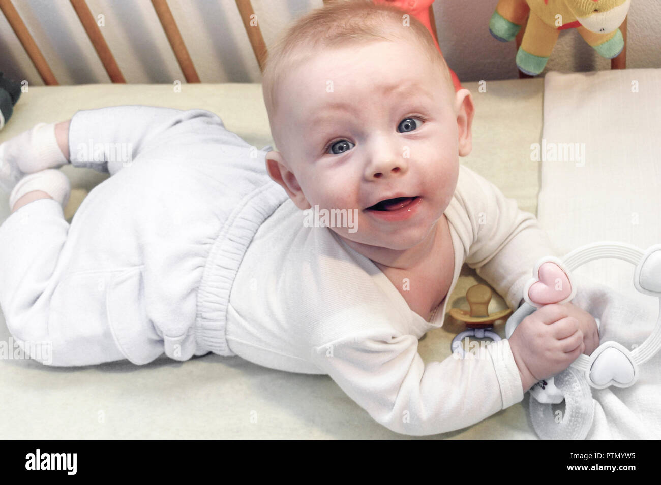 Kleinkind Baby Liegen Froehlich Bett Kinderbett Kind Kindheit