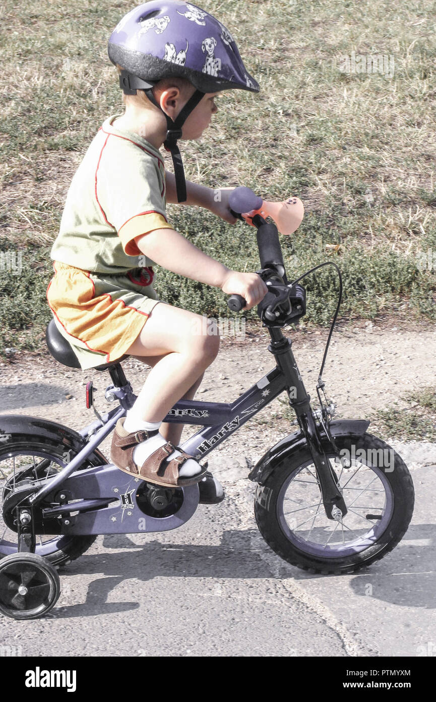 Fahrradhelm High Resolution Stock Photography and Images - Alamy