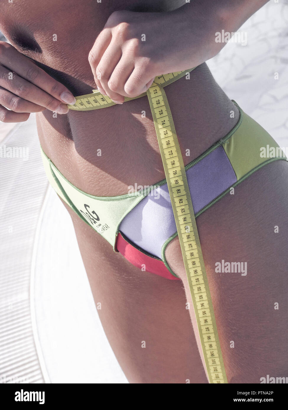 Frau Bikini Bikinifigur Detail Gestik Massband Taillenumfang Messen Body  Jung Taille Umfang Abmessen Schlank Schlankheitswahn Idealfigur Aussen  Sommer Stock Photo - Alamy