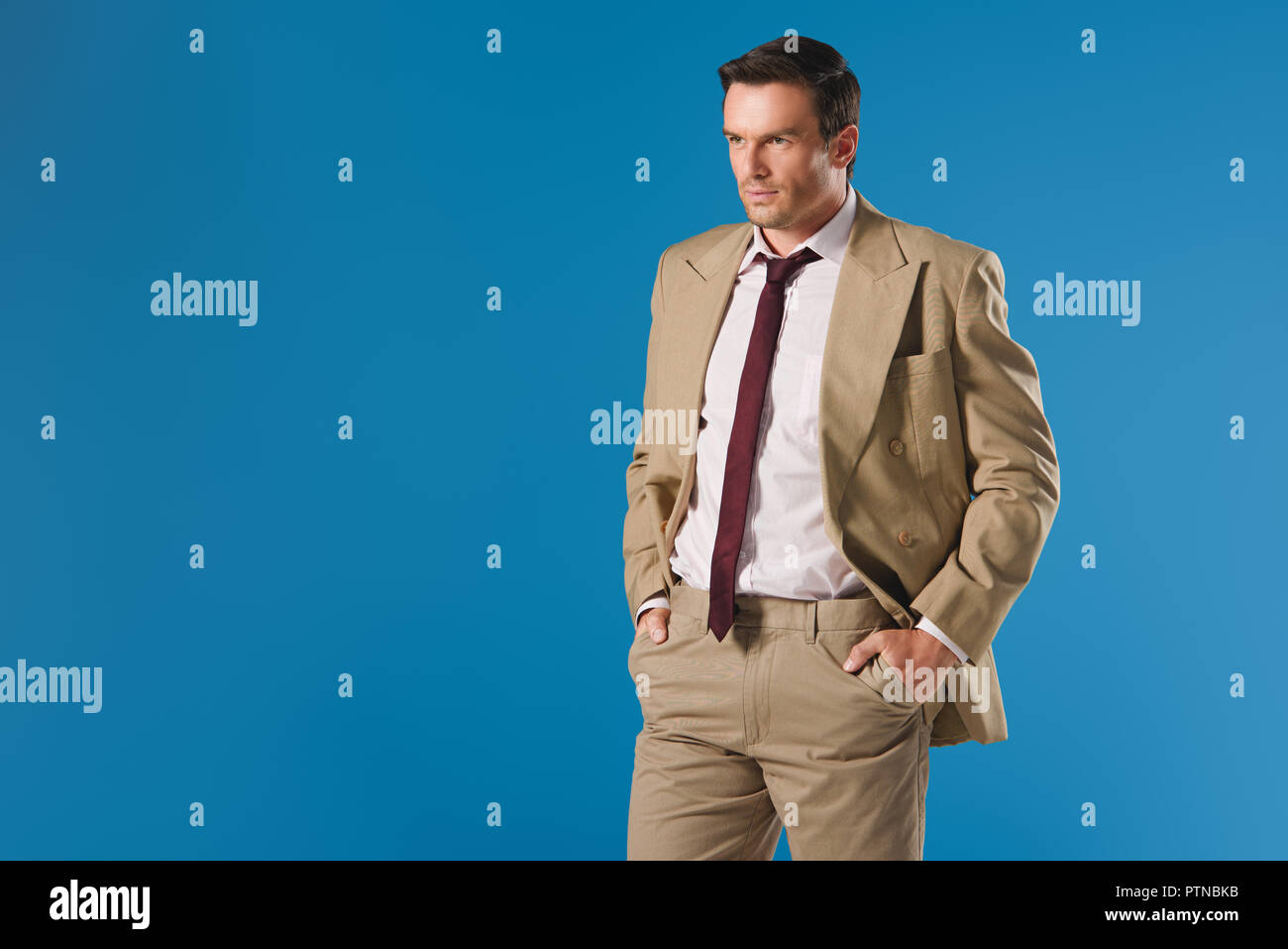 мужчина руки в карманах. акцентирование больших пальцев жест. рука в кармане жест мужчина. рука в кармане жест мужчина. жестикуляция мужчина и женщина.