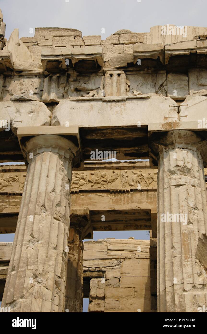 Greece. Athens. Acropolis. Parthenon. Classical temple dedicated to Athena. 447 BC-432 BC. Doric order. Architects: Iktinos and Callicrates. Sculptor Phidias. Pediment, establature with frieze, triglyph, metope, architrave, capital and columns. Architectural detail. Stock Photo