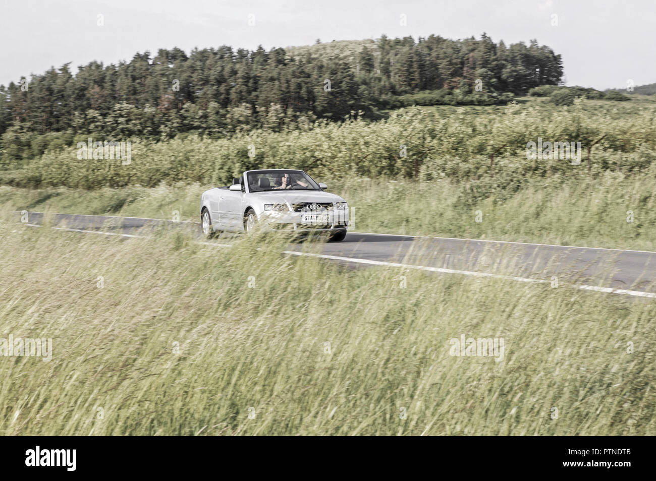 Landstrasse Frau Cabrio Ausflug Sommer Strasse Feld Auto Pkw Cabriolet Freizeit Urlaub Reise Spritztour Autofahrt Spazierfahrt Autofahren Autofahrerin Stock Photo Alamy