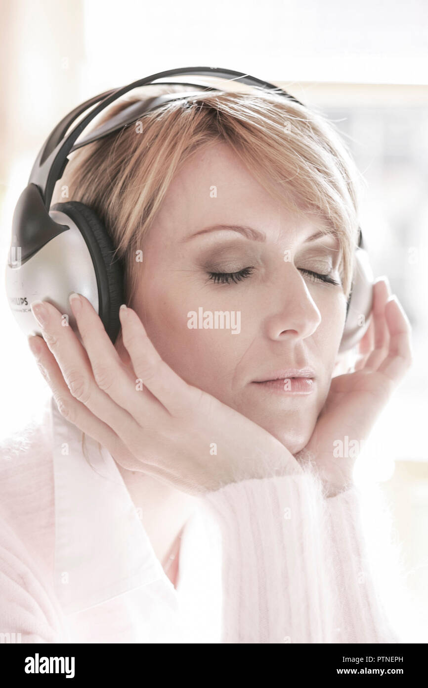 Wohnzimmer Frau Musik Hoeren Kopfhoerer Innen Zuhause Freizeit