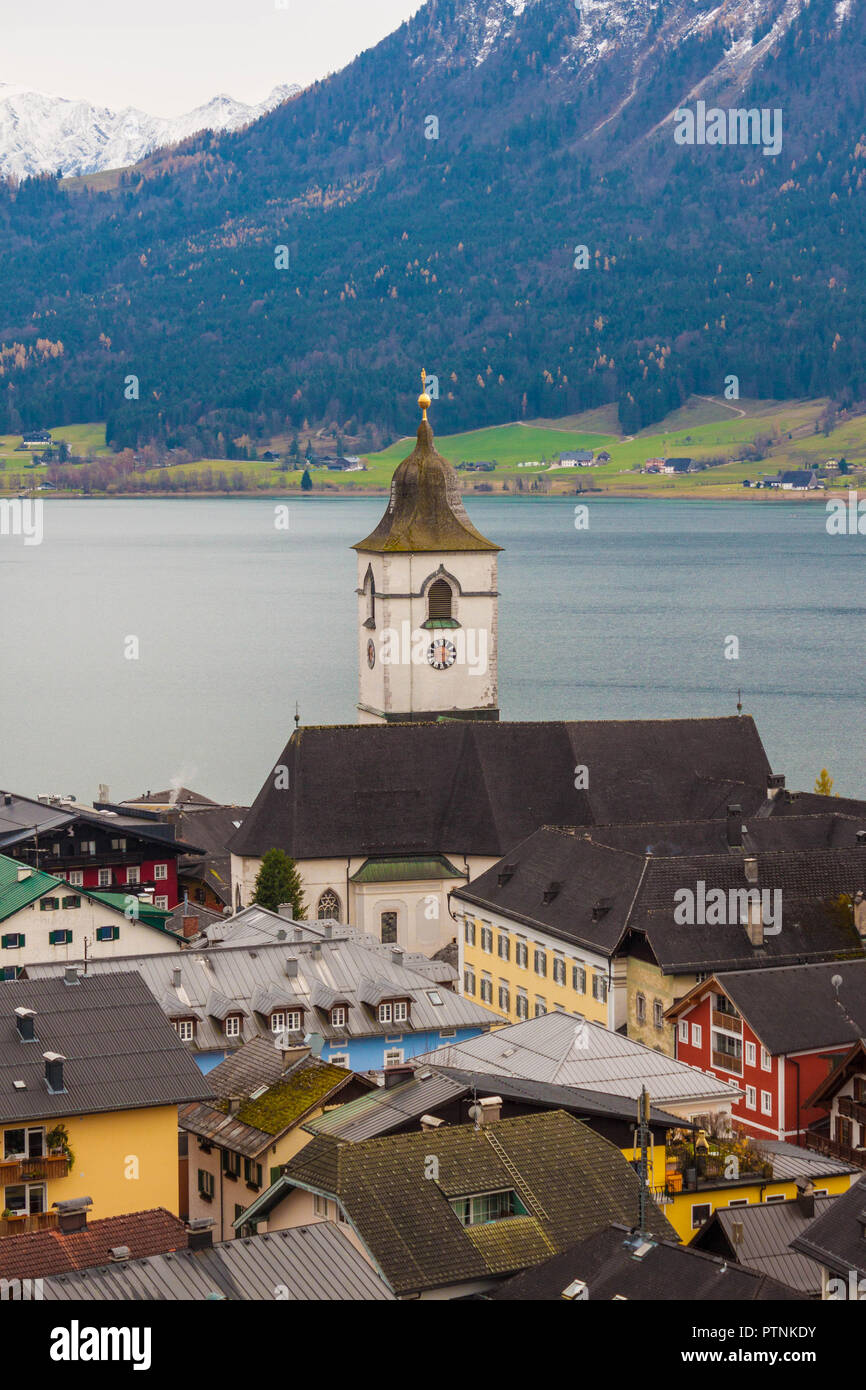 View of austrian alpine town St.Wolfgang on Wolfgangsee lake with St.Wolfgang church and mountains. Popular touristic destination in Austria. Stock Photo
