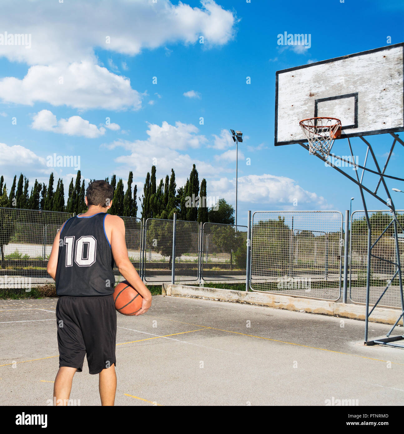 Basketball player seen from behind Stock Photo Alamy