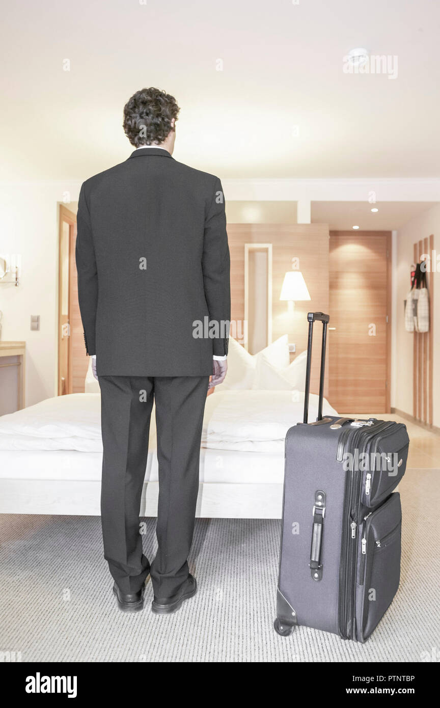 Hotelzimmer Mann Koffer Anzug Stehen Einsam Alleine Traurig Nachdenklich Ankunft Business Geschaeftsmann Manager Geschaeftsreise Hotel Zimmer Gepaeck Stock Photo Alamy