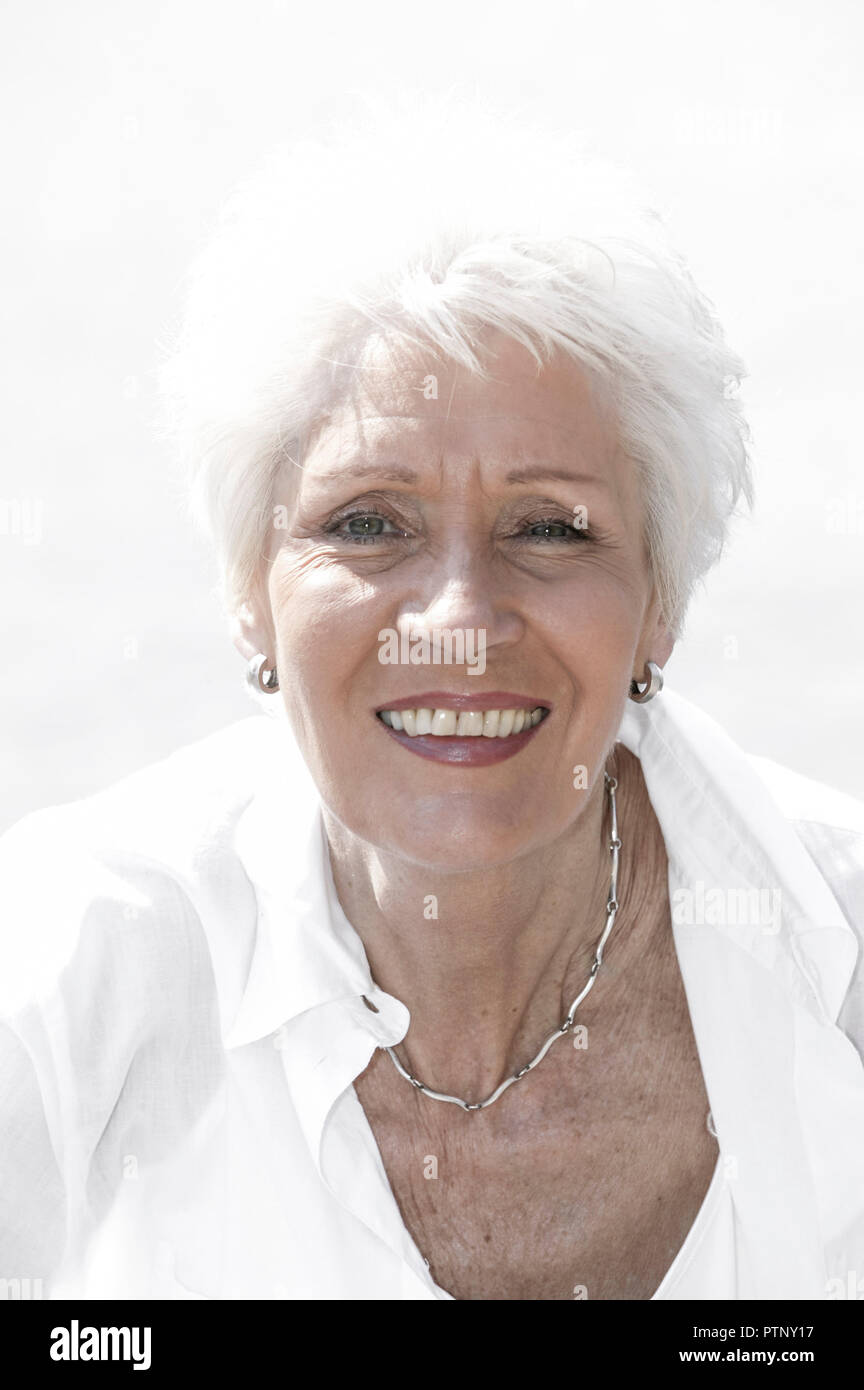 Strand Seniorin Portrait Sommer Urlaub Freizeit Frau Alt Best Age