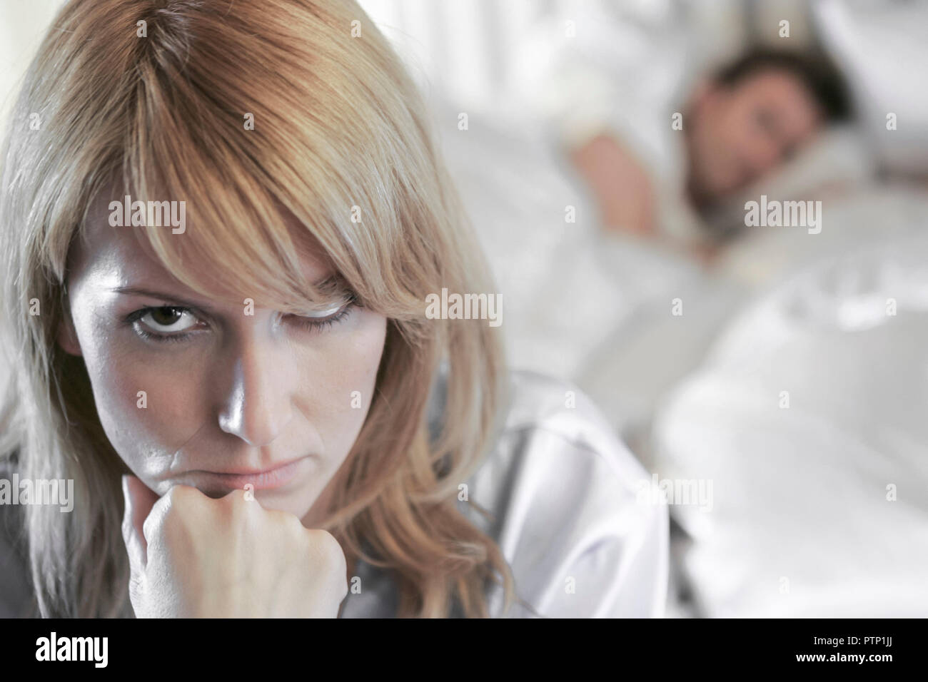 Bett Paar Streit Abwenden Disharmonie Partnerschaft Beziehung Ehestreit Ehekrise Beziehungskrise Frau Ruecken Zudrehen Konflikt Trennung Scheidung Fru Stock Photo