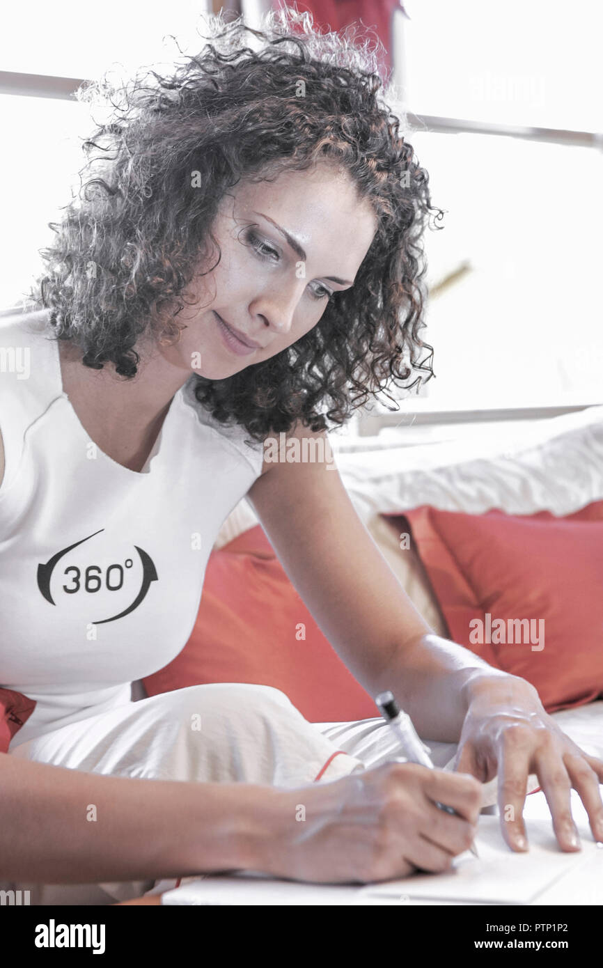 Sofa Frau Brief Schreiben Zu Hause Privat Freizeit Jung Schoenheit