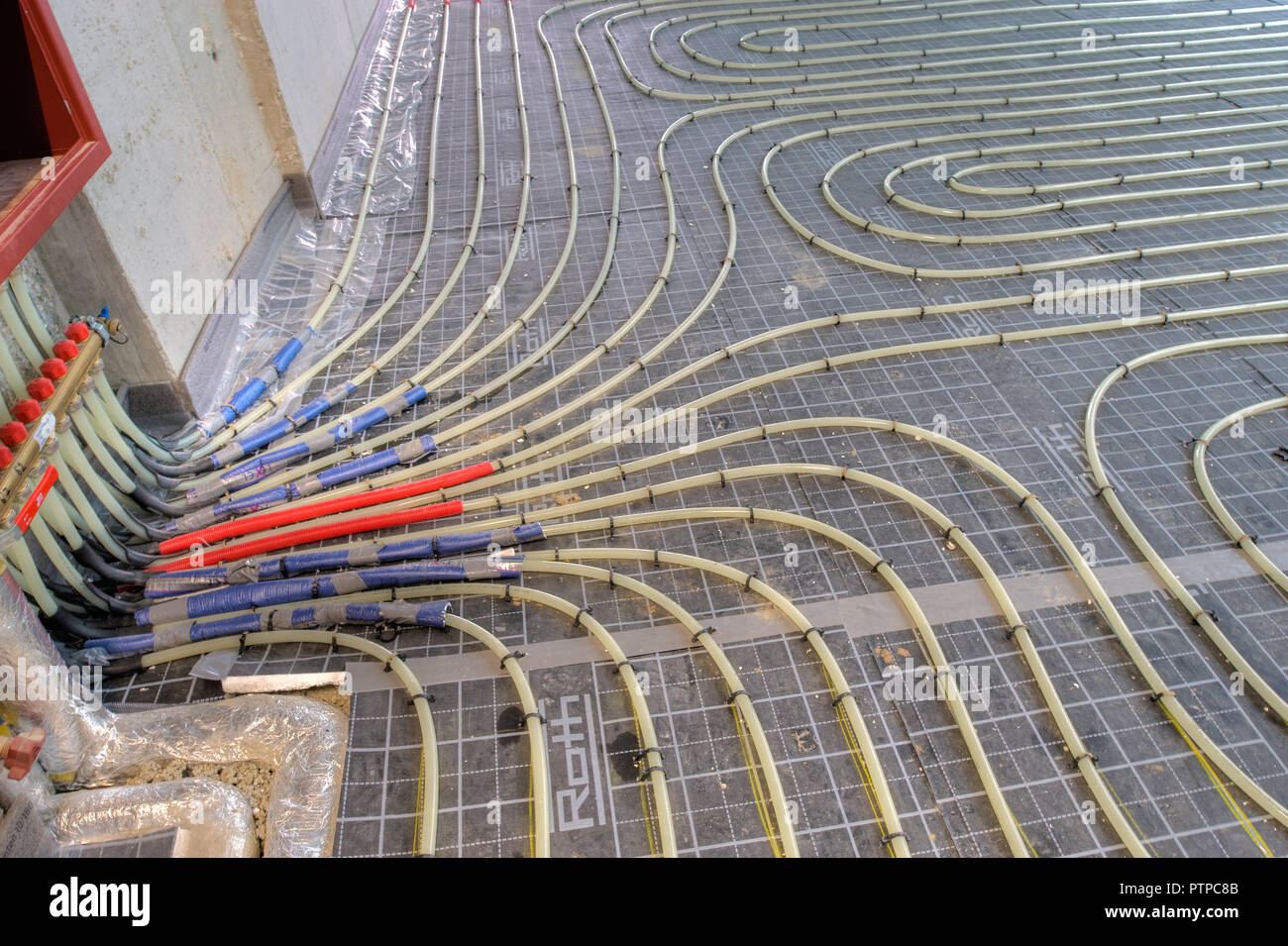 Schläuche einer Fußbodenheizung vor Verlegung des Estrichs Stock Photo -  Alamy