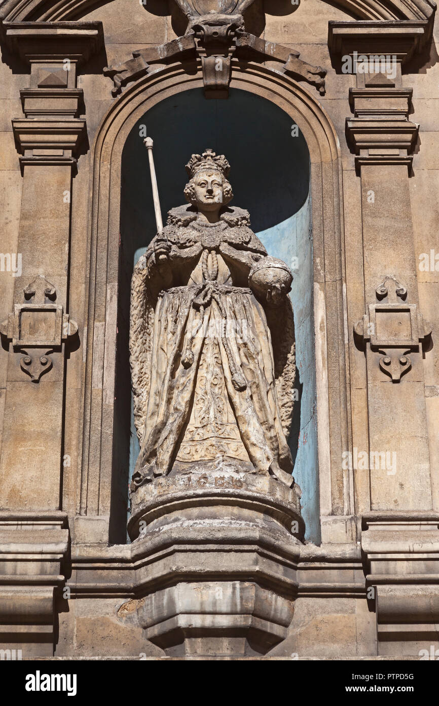 City of London   A contemporary statue of Elizabeth I, dated 1586, at St Dunstan-in-the-West in Fleet Street. London's oldest outdoor statue. Stock Photo