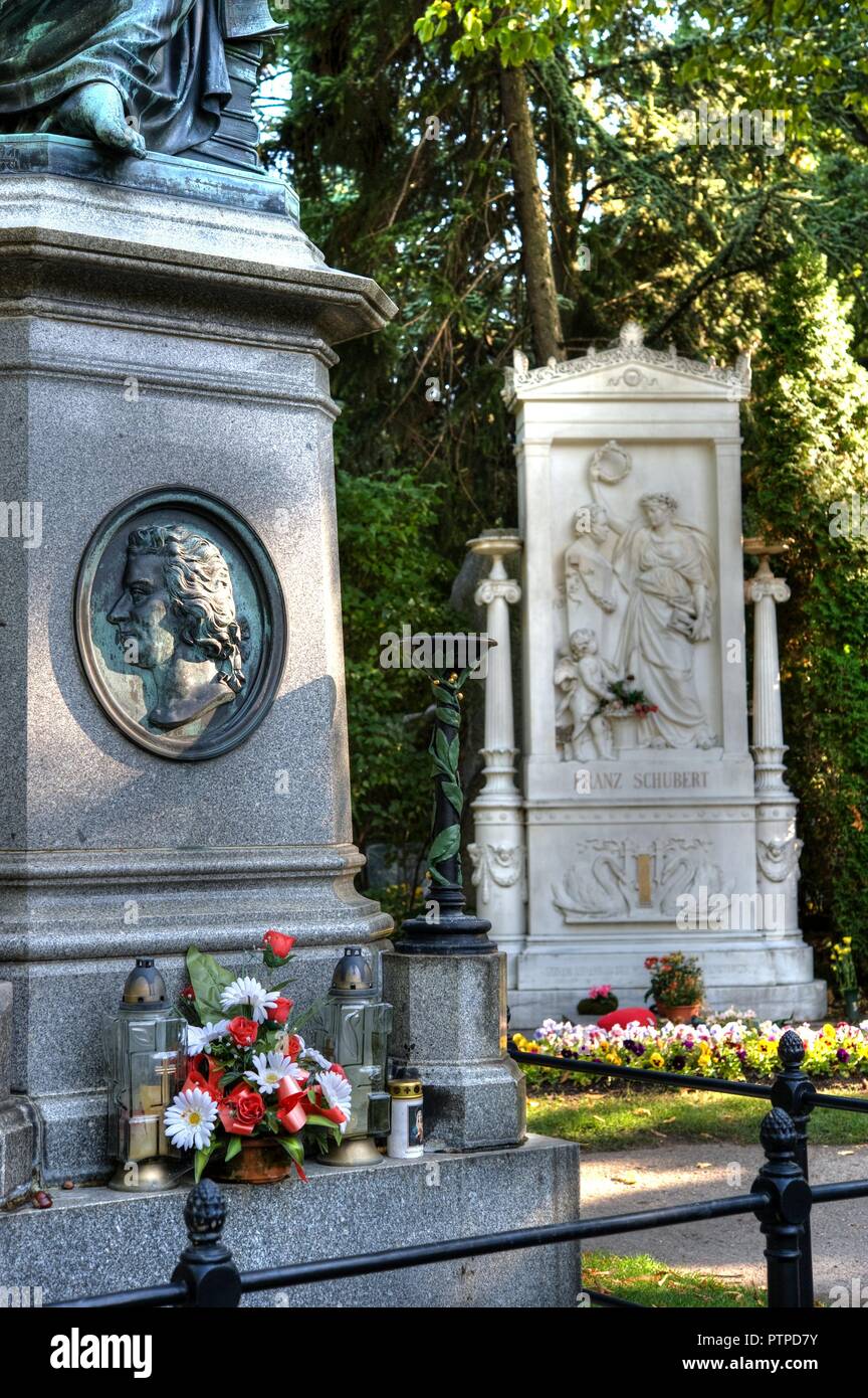 Wien, Zentralfriedhof, Gedenkstein Mozart, Franz Schubert - Vienna Zentralfriedhof Cemetery, Monument for Mozart and Franz Schubert Stock Photo