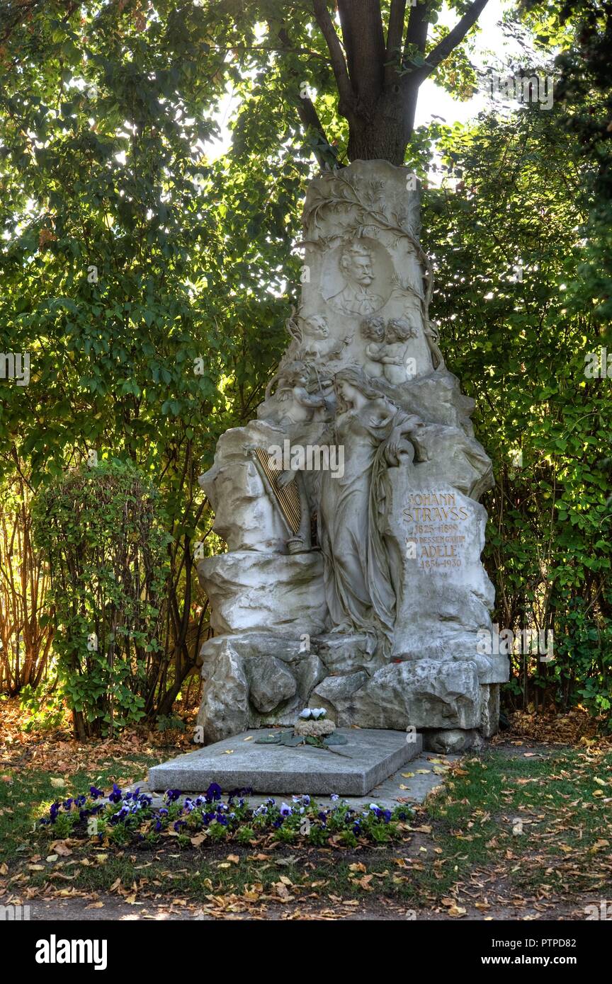 Wien, Zentralfriedhof, Ehrengrab Johann Strauss (1825-1899) und Adele Strauss (1856-1930) - Vienna Zentralfriedhof Cemetery, Johann Strauss (1825-1899 Stock Photo
