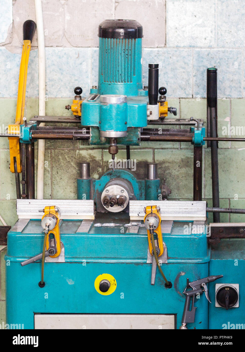 Production of pvc windows, pvc windows and sun, machine, machine for