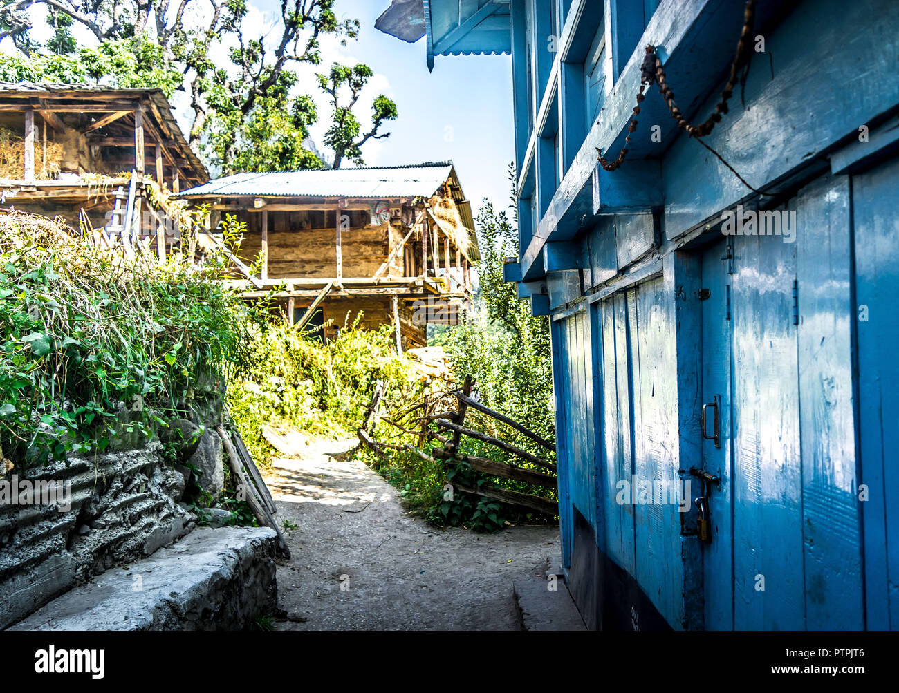 A local Himachali house on Kherrganga trail Stock Photo