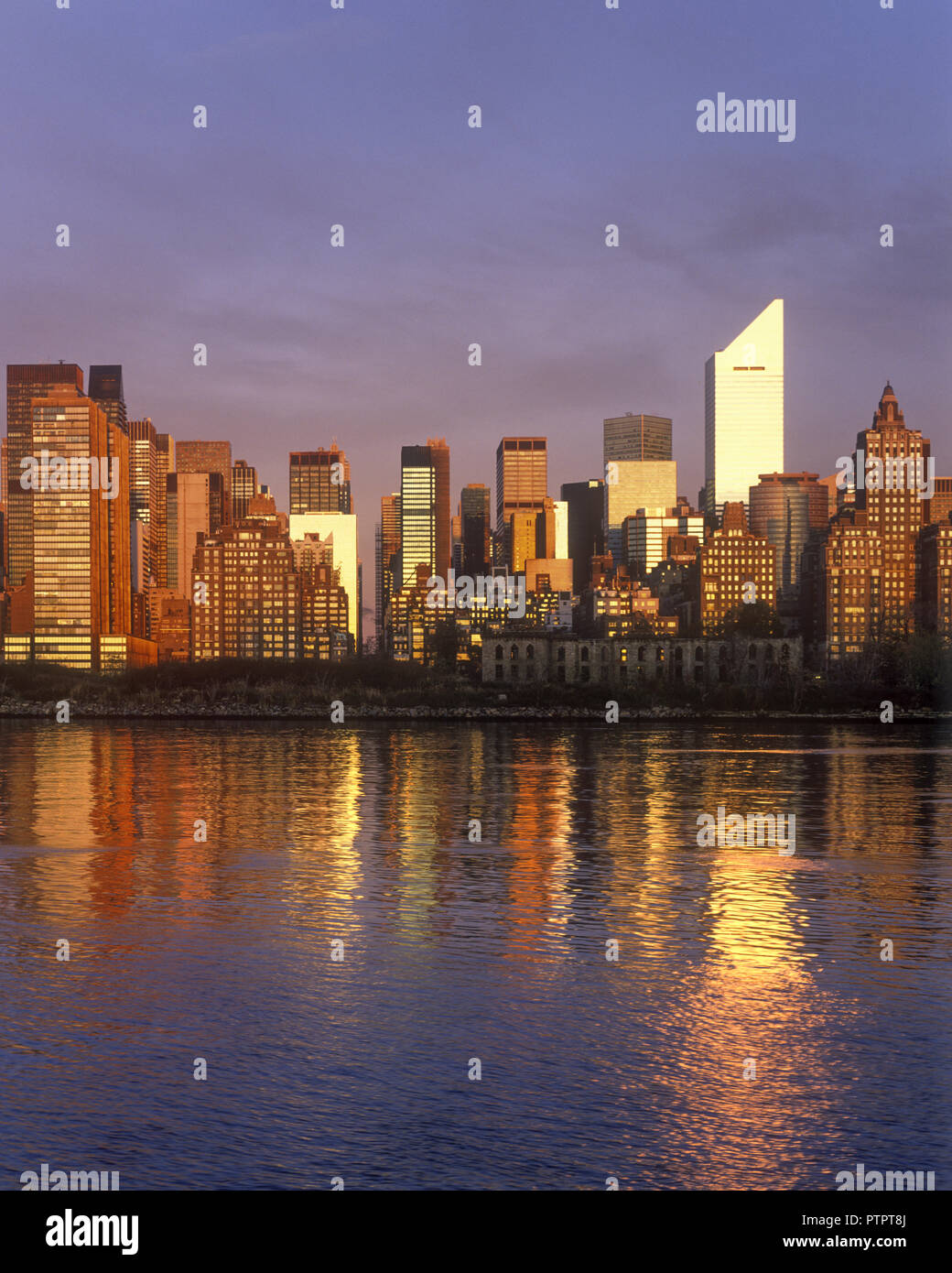 1994 HISTORICAL CITI CORP BUILDING REFLECTED EAST RIVER MIDTOWN SKYLINE  MANHATTAN NEW YORK CITY USA Stock Photo - Alamy