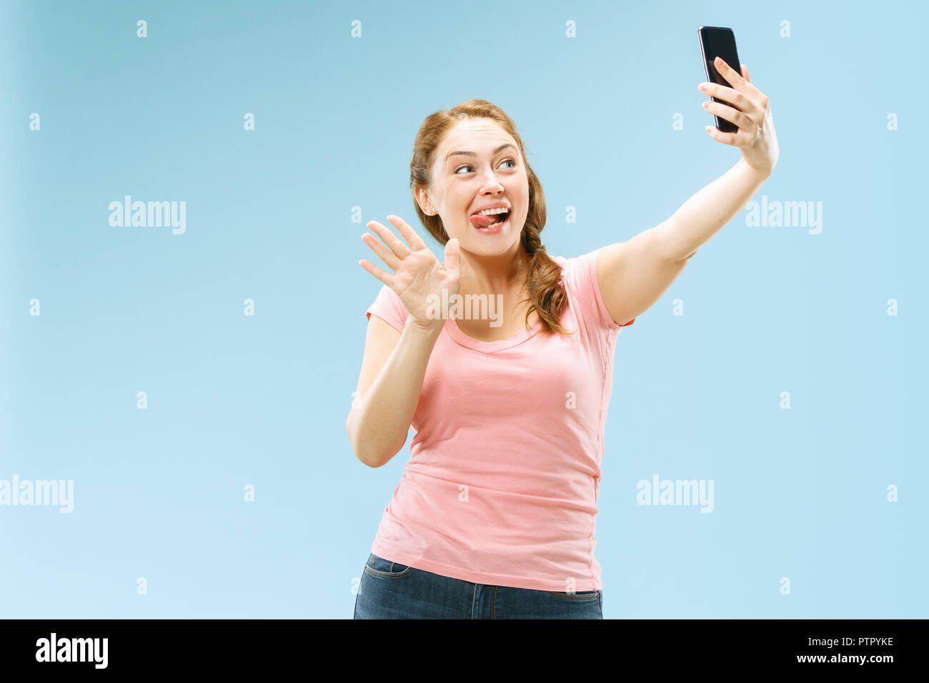 Meninas Bonitas Que Fazem O Selfie No Telefone Celular Foto de Stock -  Imagem de preto, amigos: 48692576