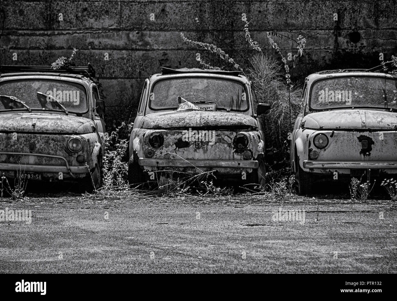 Fiat 500 left parked in tuscany Stock Photo - Alamy