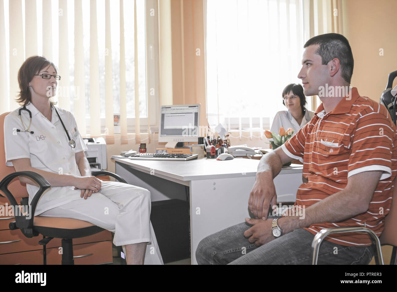 30-35 Jahre, 30-40 Jahre, Arzt, Aerztin, Beruf, Dunkelhaarig, Erwachsene, Frau, Heilberufe, Klinik, Krankenhaus, Weiblich, Sprechzimmer, Patient, Blic Stock Photo