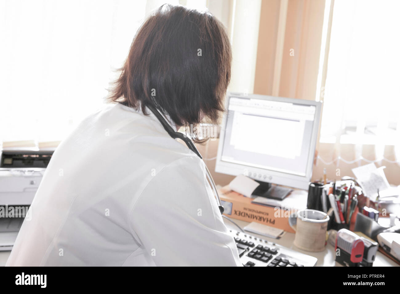 30-35 Jahre, 30-40 Jahre, Arzt, Aerztin, Beruf, Dunkelhaarig, Erwachsene, Frau, Heilberufe, Klinik, Krankenhaus, Weiblich, Sprechzimmer, Praxis, Arztp Stock Photo