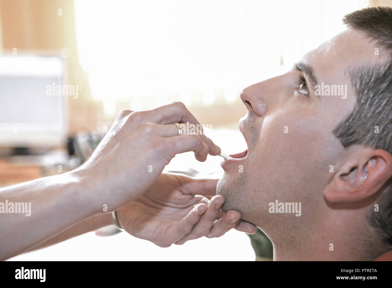 30-35 Jahre, 30-40 Jahre, Arzt, Aerztin, Beruf, Dunkelhaarig, Erwachsene, Frau, Heilberufe, Klinik, Krankenhaus, Weiblich, Sprechzimmer, Patient, Blic Stock Photo