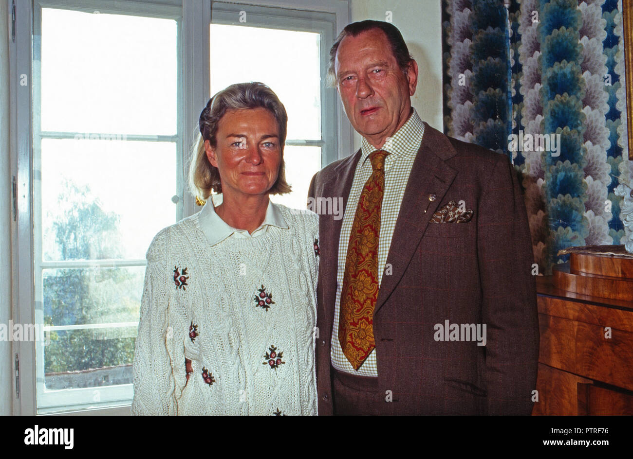 Dieter Baron Malsen Ponickau mit Baroness Sybille de Selys Longchamps auf Schloss Osterberg, Deutschland 1998. Baron Dieter von Malsen Ponickau with Baroness Sybille de Selys Longchamps at Osterberg castle, Germany 1998. Stock Photo