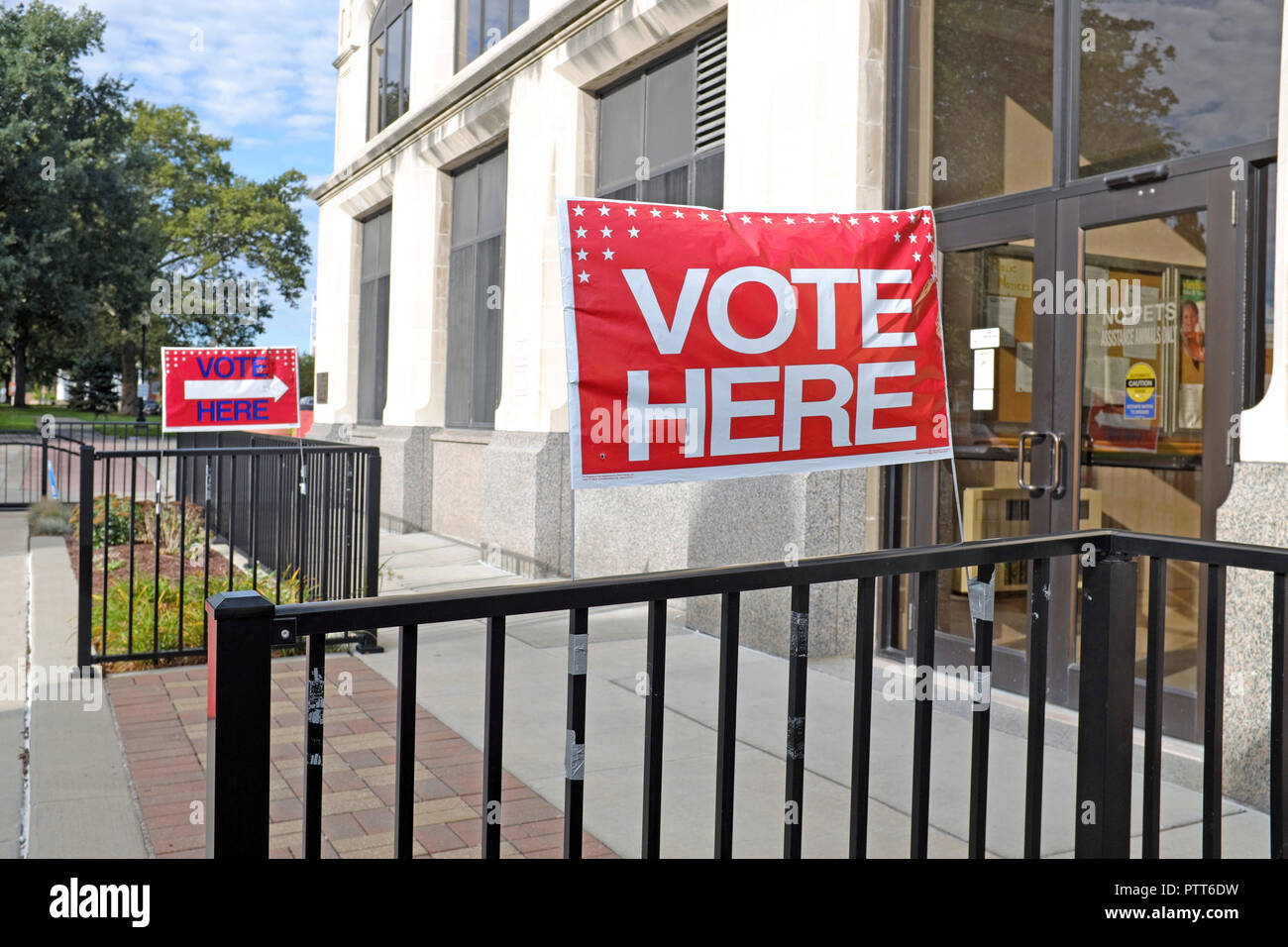 Painesville, Ohio, USA, 10th Oct, 2018.  'Vote Here' signs are displayed outside the Lake County Board of Elections in downtown Painesville, Ohio, USA.  October 10th is the first day for early voting in Ohio allowing the casting of ballots up through the 2018 general election day, November 6.  Early voting in Lake County, Ohio, may only occur at the county Board of Elections whereas on election day there are many polling places throughout the county in which people may cast their ballots.   Stock Photo