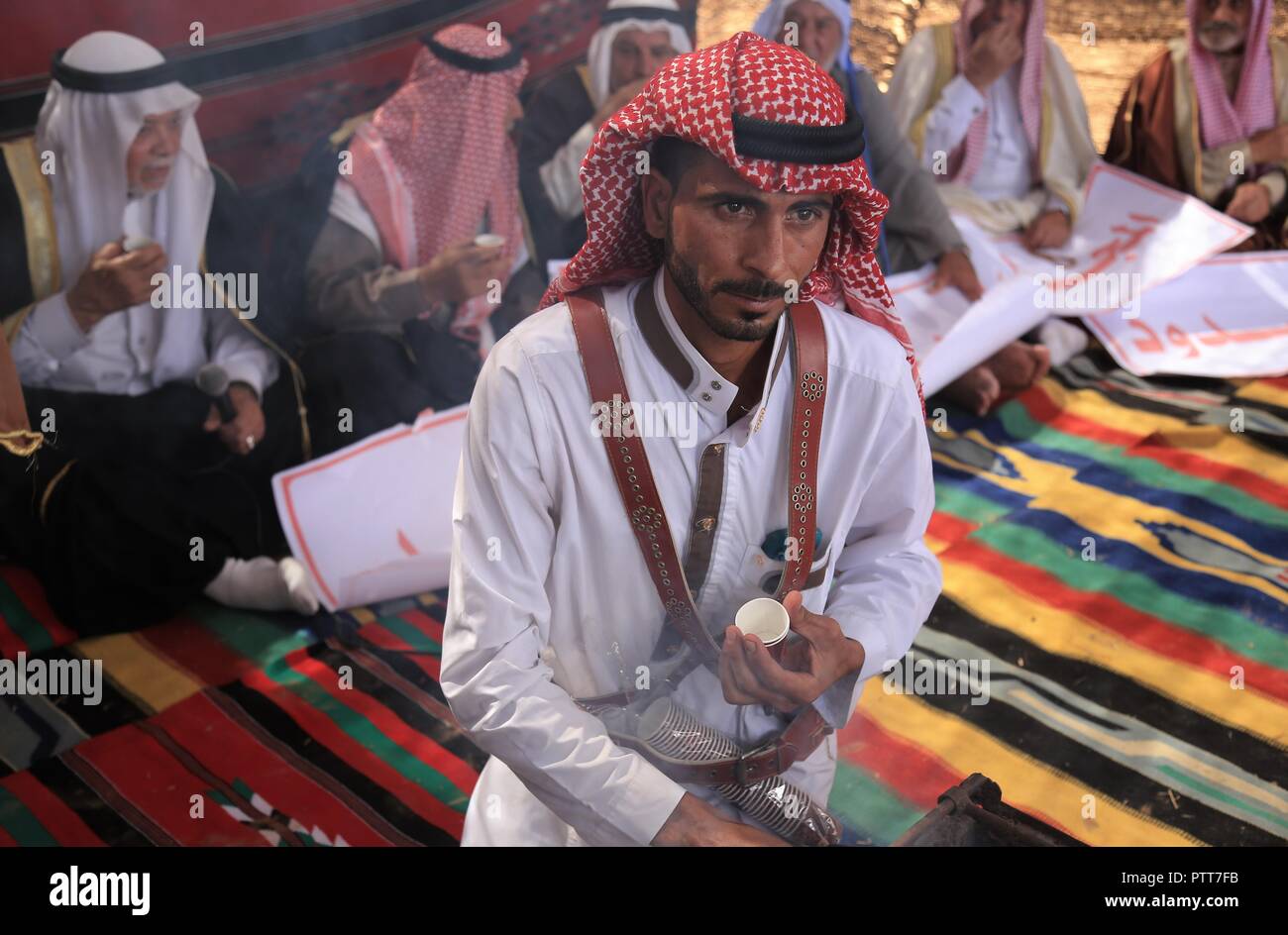 East Khan Younis The Gaza Strip Palestine 10th Oct 2018 A Palestinian Man Prepare Arabic Coffee Made On Wood Fire During Event To Revive The Palestinian Heritage East Khan Younis Northern The