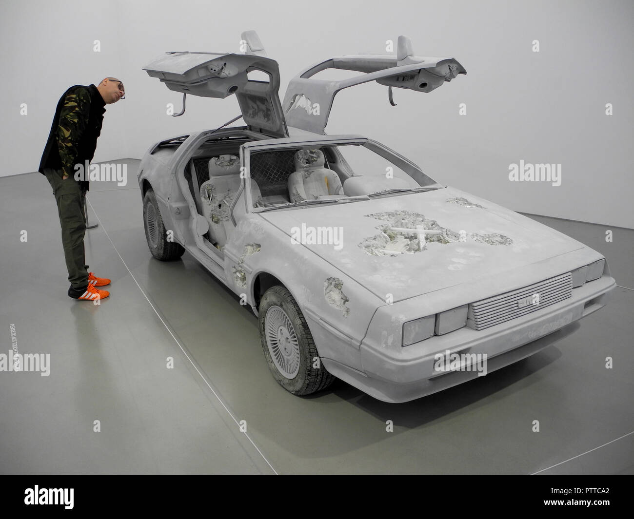 Daniel Arsham Eroded Delorean Figure ダニエル アーシャム