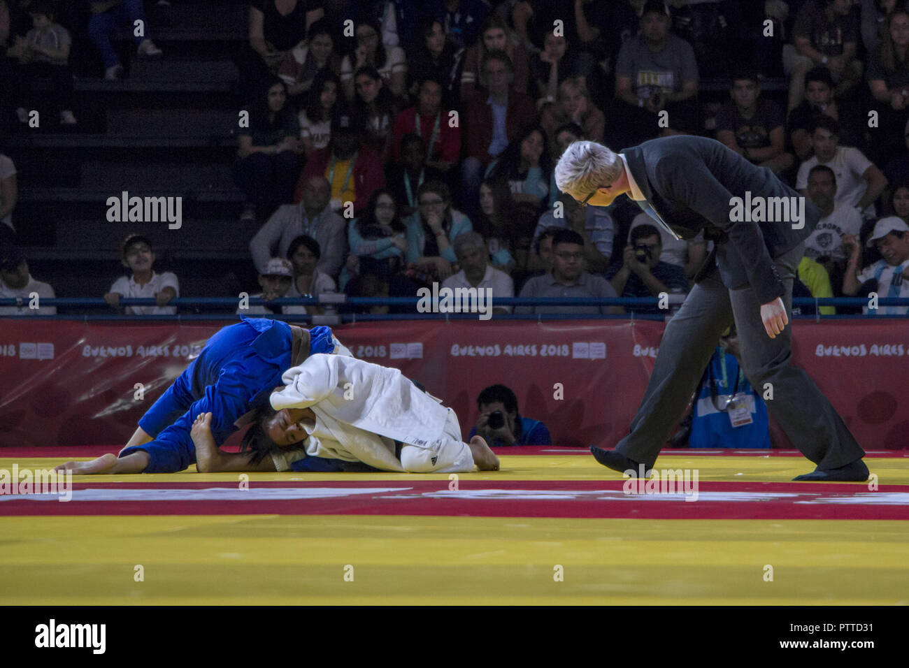 Buenos Aires, Buenos Aires, Argentina. 10th Oct, 2018. Finals of mixed international judo teams. The Croatian Ana Viktorija Puljiz, member of the Beijing gold medal team, faces the Athens team member, winner of the silver medal, the Indian athlete Thangjam Tabadi Devi. Credit: Roberto Almeida Aveledo/ZUMA Wire/Alamy Live News Stock Photo