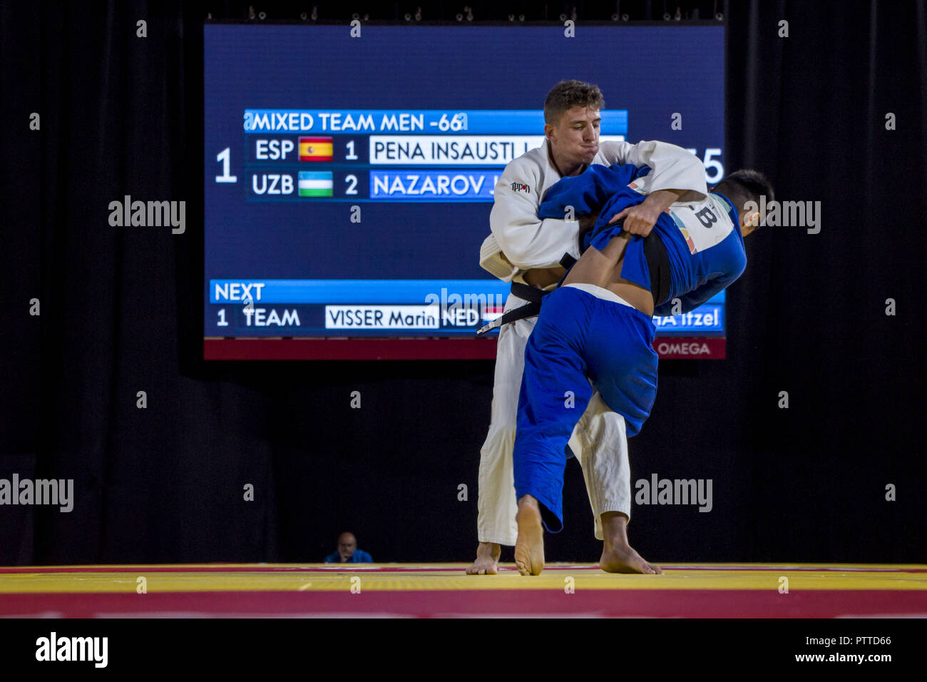 Buenos Aires, Buenos Aires, Argentina. 10th Oct, 2018. Finals of mixed international judo teams. Uzbekistan fighter Jaykhunbek Nazarov (Blue), member of the Beijing gold medal team, faces team member Athens, silver medal winner, Spanish judoka PeÃ±a Insauisti Javier Credit: Roberto Almeida Aveledo/ZUMA Wire/Alamy Live News Stock Photo