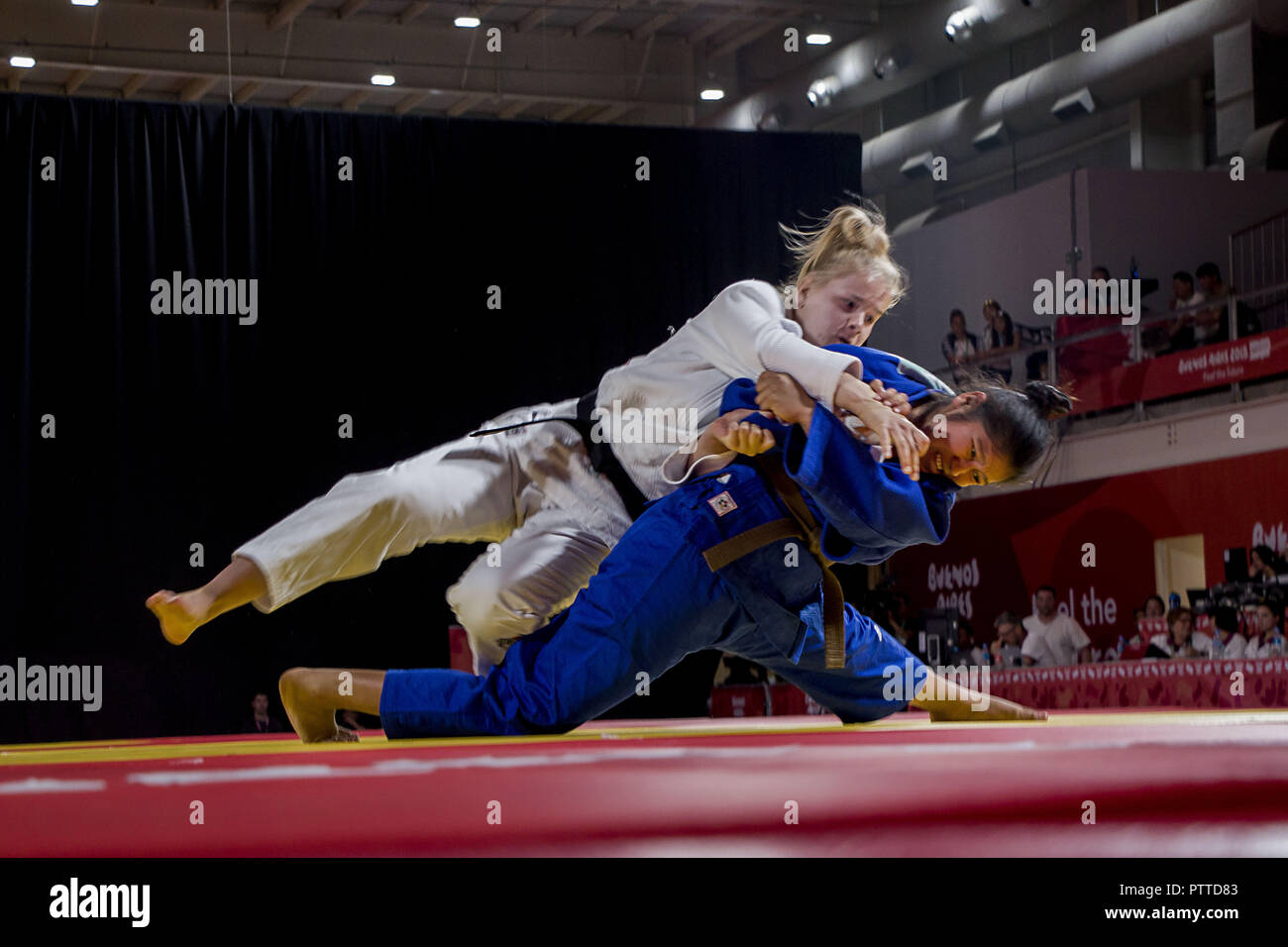 Buenos Aires, Buenos Aires, Argentina. 10th Oct, 2018. Finals of mixed teams of international judo. The Mexican Pecha Itzel (Blue), member of the team Beijing, winner of the gold medal, faces the Athens team fighter, winner of the silver medal, the Dutch Visser Marin Credit: Roberto Almeida Aveledo/ZUMA Wire/Alamy Live News Stock Photo